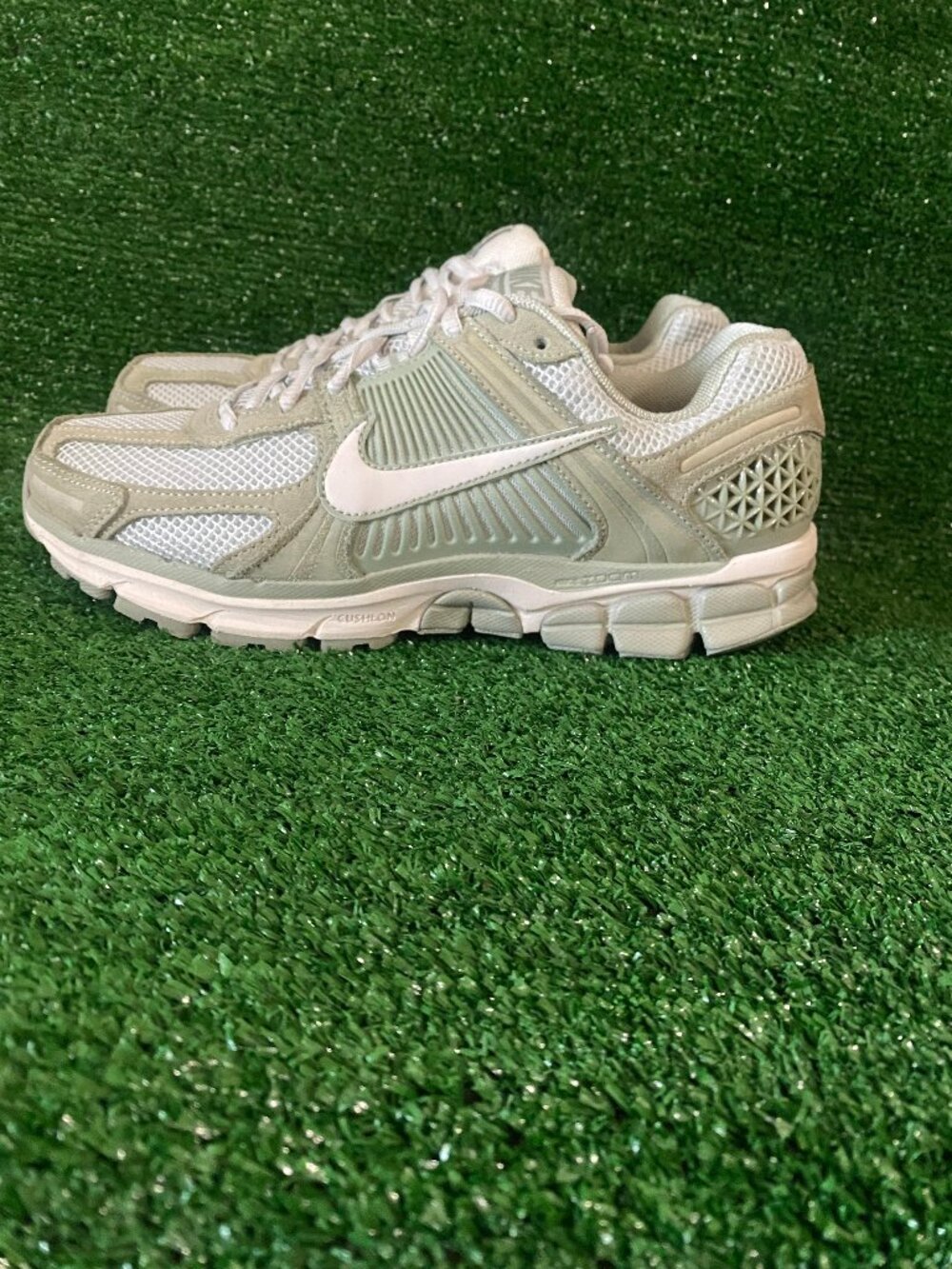 Nike Vomero 5 in sage green